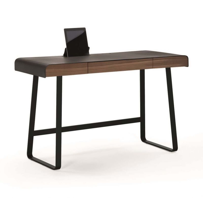 Pegasus Home Desk Schreibtisch von ClassiCon mit schwarzem Gestell und Holzplatte, Tablet aufgestellt.
